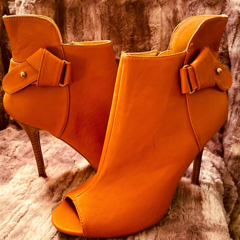 Rich camel peep toe shoes. Brand new!